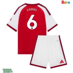 Arsenal Gabriel Magalhaes #6 Replika Babytøj Hjemmebanesæt Børn 2026-27 Kortærmet (+ Korte bukser)